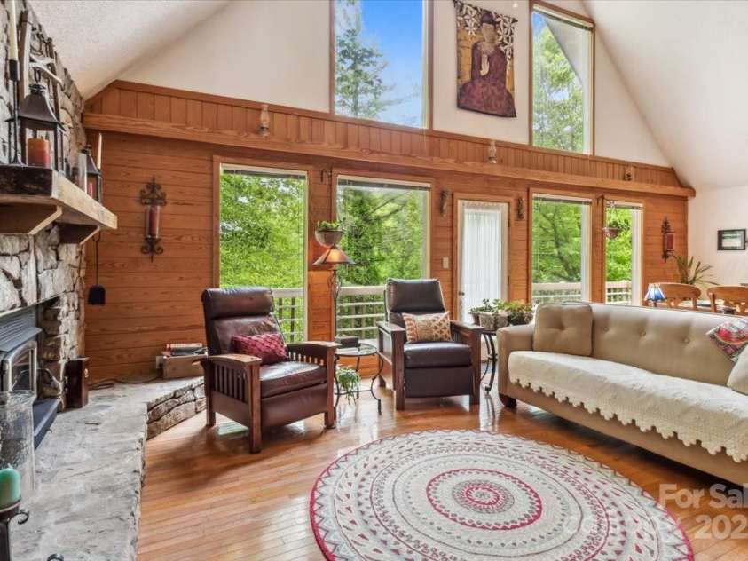 256 West Ridge Drive, Burnsville, NC 28714.  MLS# CAR4259013, YatesRealty ID 19685. 