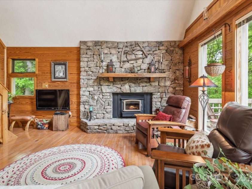 256 West Ridge Drive, Burnsville, NC 28714.  MLS# CAR4259013, YatesRealty ID 19685. 