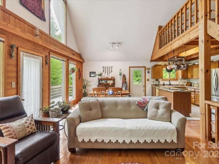 256 West Ridge Drive, Burnsville, NC 28714.  MLS# CAR4259013, YatesRealty ID 19685. 