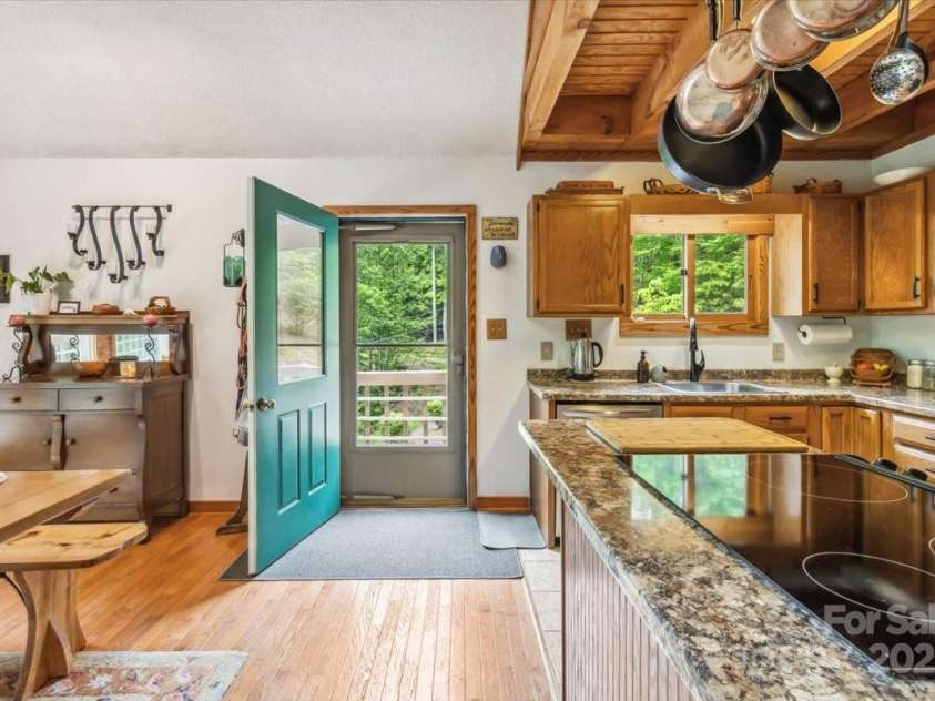 256 West Ridge Drive, Burnsville, NC 28714.  MLS# CAR4259013, YatesRealty ID 19685. 