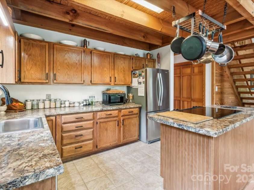 256 West Ridge Drive, Burnsville, NC 28714.  MLS# CAR4259013, YatesRealty ID 19685. 