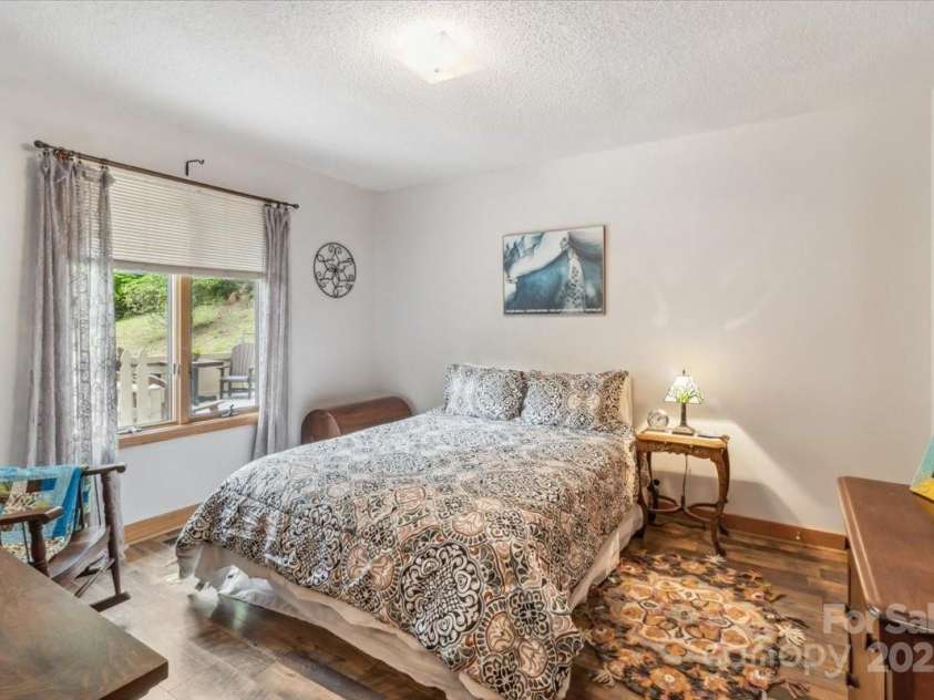 256 West Ridge Drive, Burnsville, NC 28714.  MLS# CAR4259013, YatesRealty ID 19685. 