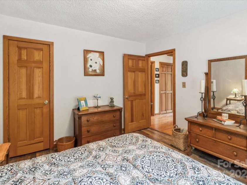 256 West Ridge Drive, Burnsville, NC 28714.  MLS# CAR4259013, YatesRealty ID 19685. 