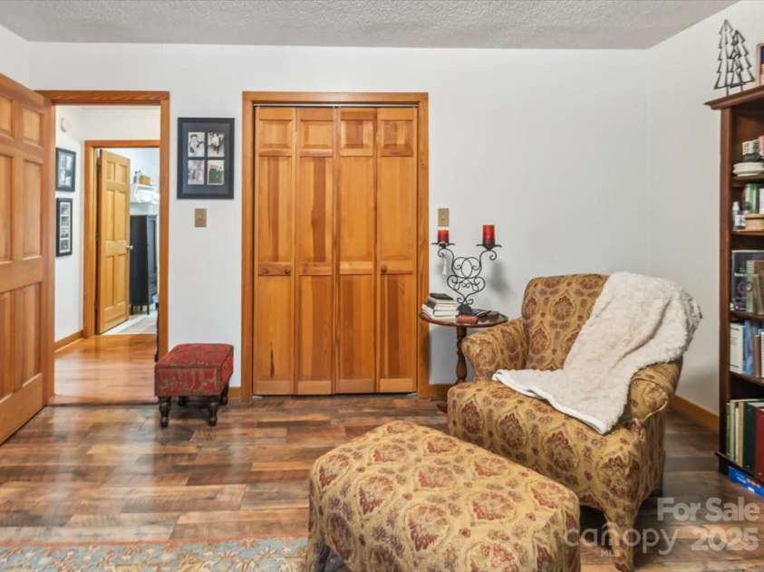 256 West Ridge Drive, Burnsville, NC 28714.  MLS# CAR4259013, YatesRealty ID 19685. 