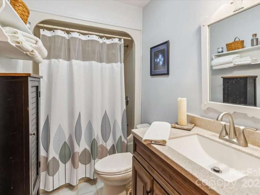 256 West Ridge Drive, Burnsville, NC 28714.  MLS# CAR4259013, YatesRealty ID 19685. 