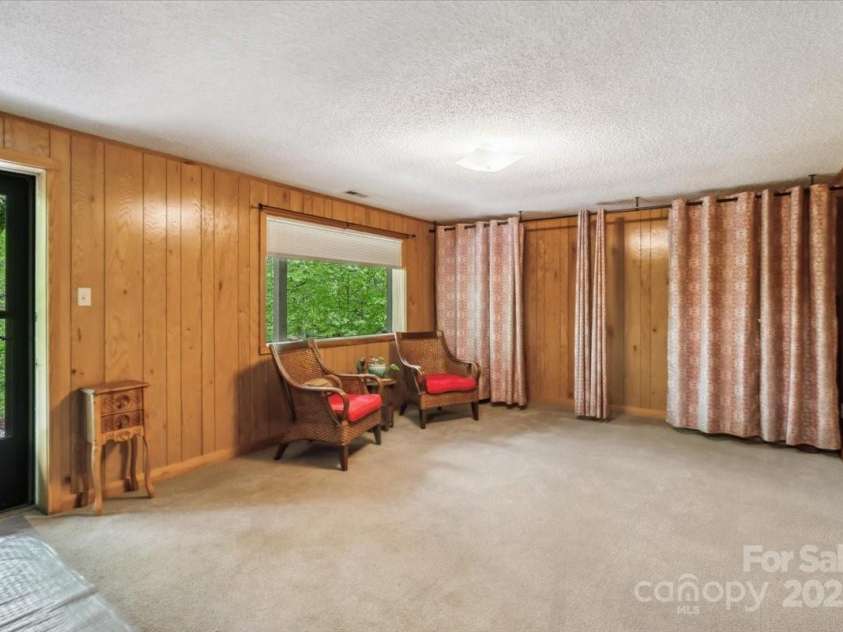 256 West Ridge Drive, Burnsville, NC 28714.  MLS# CAR4259013, YatesRealty ID 19685. 