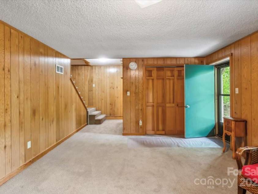 256 West Ridge Drive, Burnsville, NC 28714.  MLS# CAR4259013, YatesRealty ID 19685. 