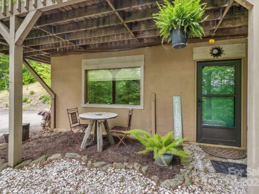 256 West Ridge Drive, Burnsville, NC 28714.  MLS# CAR4259013, YatesRealty ID 19685. 