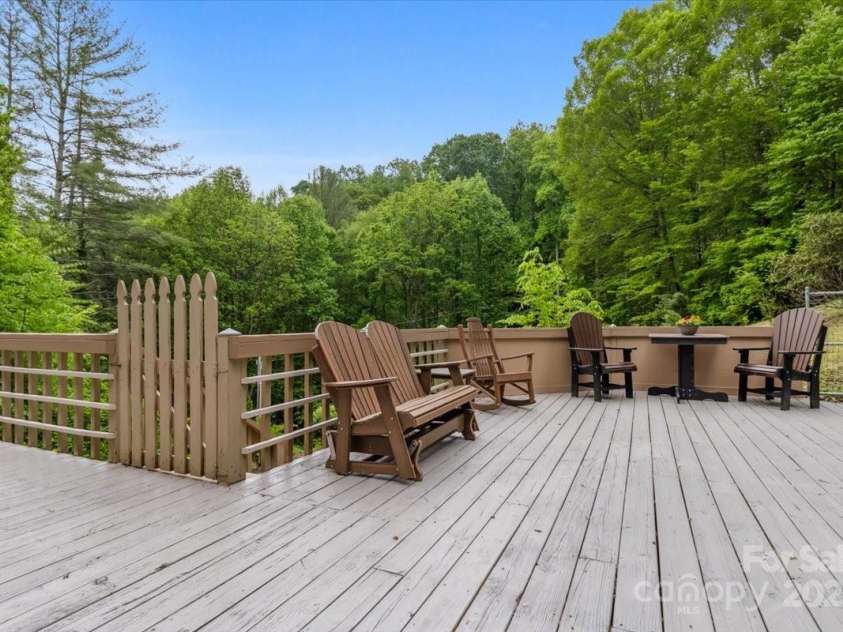 256 West Ridge Drive, Burnsville, NC 28714.  MLS# CAR4259013, YatesRealty ID 19685. 