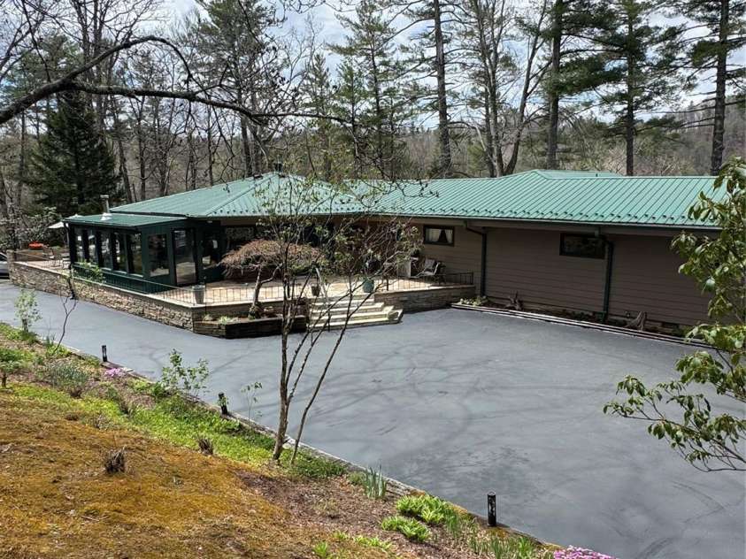 12 Laurelwood Lane, Newland, NC 28657.  MLS# CAR4370487, YatesRealty ID 19686. 