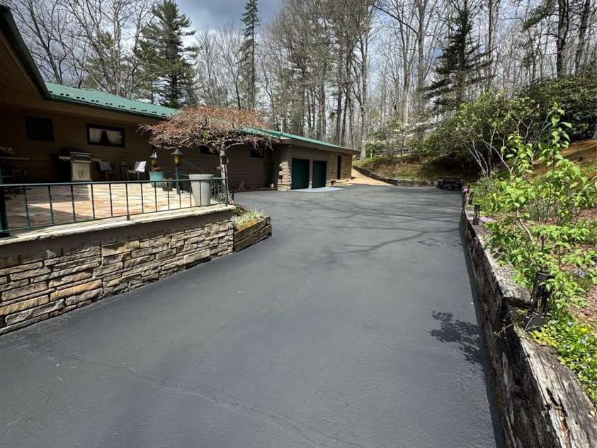 12 Laurelwood Lane, Newland, NC 28657.  MLS# CAR4370487, YatesRealty ID 19686. 