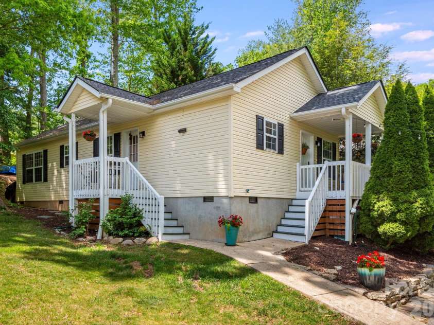 112 Shadowlawn Drive, Asheville, NC 28806.  MLS# CAR4377425, YatesRealty ID 19687. 