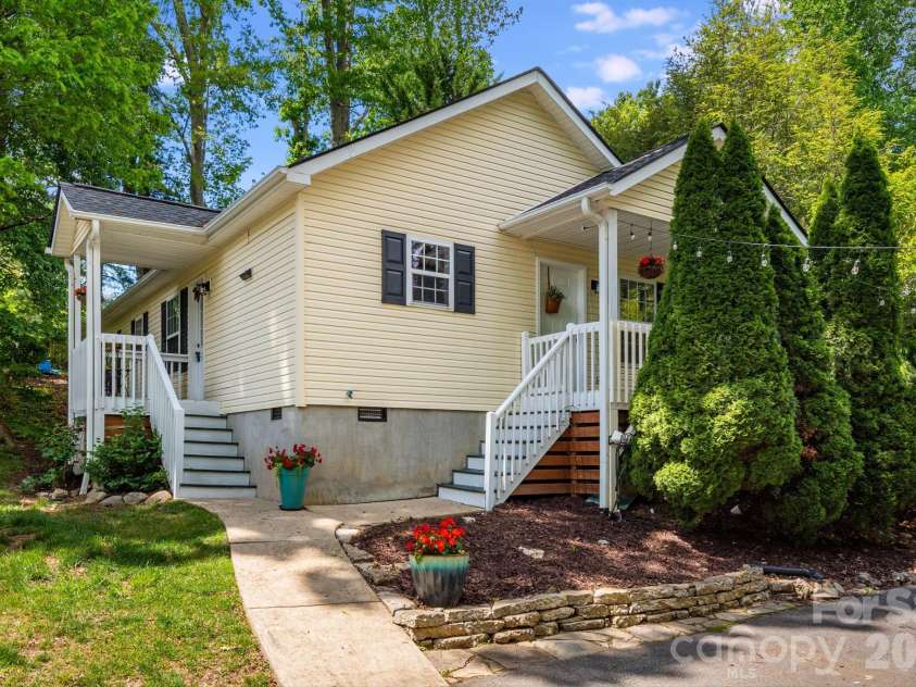 112 Shadowlawn Drive, Asheville, NC 28806.  MLS# CAR4377425, YatesRealty ID 19687. 