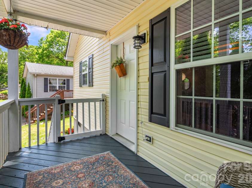 112 Shadowlawn Drive, Asheville, NC 28806.  MLS# CAR4377425, YatesRealty ID 19687. 