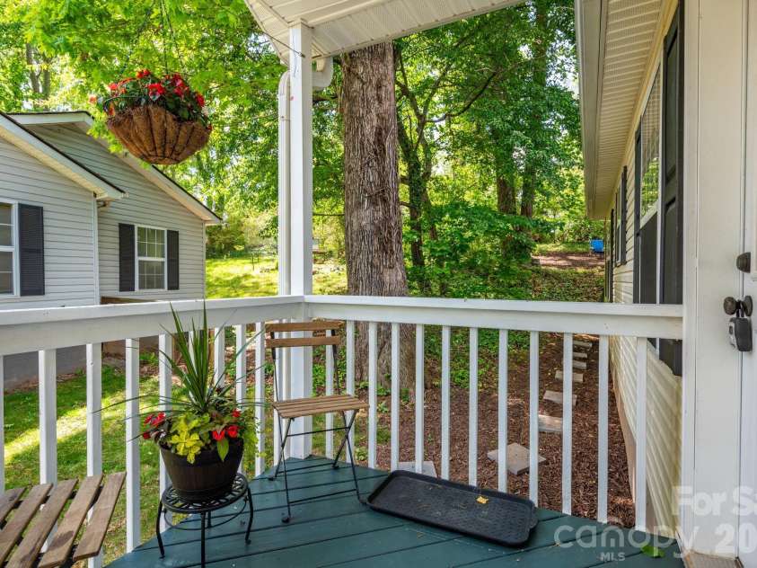 112 Shadowlawn Drive, Asheville, NC 28806.  MLS# CAR4377425, YatesRealty ID 19687. 