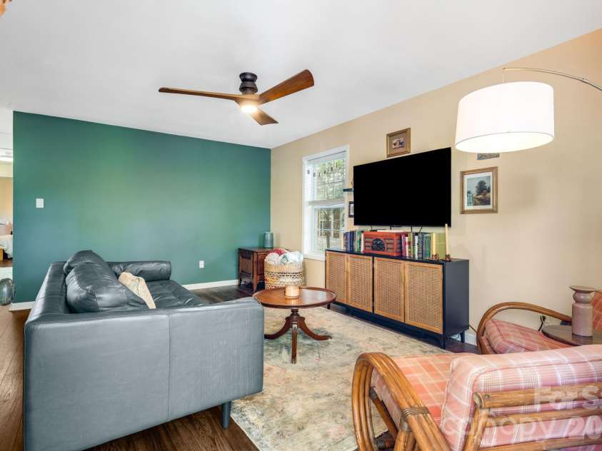 112 Shadowlawn Drive, Asheville, NC 28806.  MLS# CAR4377425, YatesRealty ID 19687. 