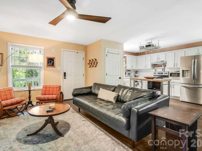 112 Shadowlawn Drive, Asheville, NC 28806.  MLS# CAR4377425, YatesRealty ID 19687. 
