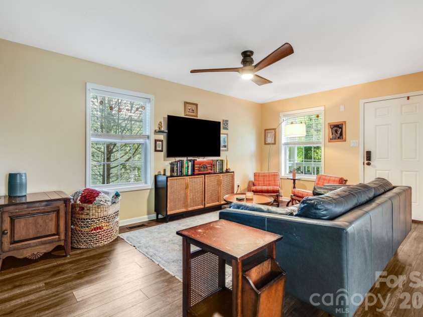 112 Shadowlawn Drive, Asheville, NC 28806.  MLS# CAR4377425, YatesRealty ID 19687. 