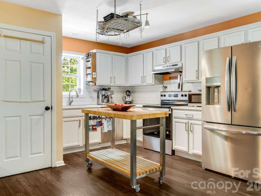 112 Shadowlawn Drive, Asheville, NC 28806.  MLS# CAR4377425, YatesRealty ID 19687. 