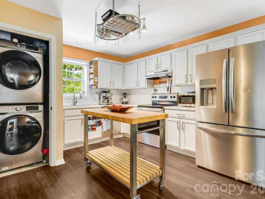 112 Shadowlawn Drive, Asheville, NC 28806.  MLS# CAR4377425, YatesRealty ID 19687. 