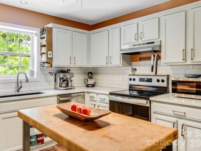 112 Shadowlawn Drive, Asheville, NC 28806.  MLS# CAR4377425, YatesRealty ID 19687. 