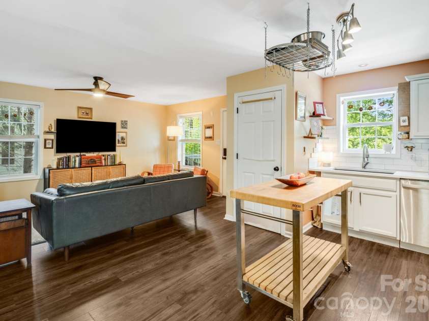 112 Shadowlawn Drive, Asheville, NC 28806.  MLS# CAR4377425, YatesRealty ID 19687. 