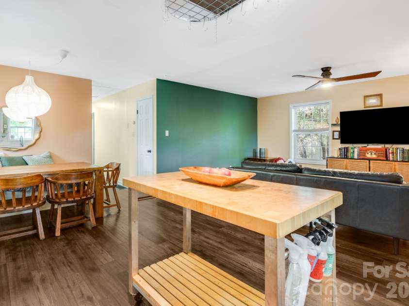112 Shadowlawn Drive, Asheville, NC 28806.  MLS# CAR4377425, YatesRealty ID 19687. 