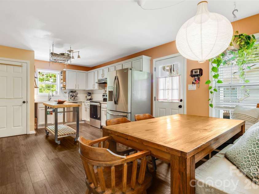112 Shadowlawn Drive, Asheville, NC 28806.  MLS# CAR4377425, YatesRealty ID 19687. 