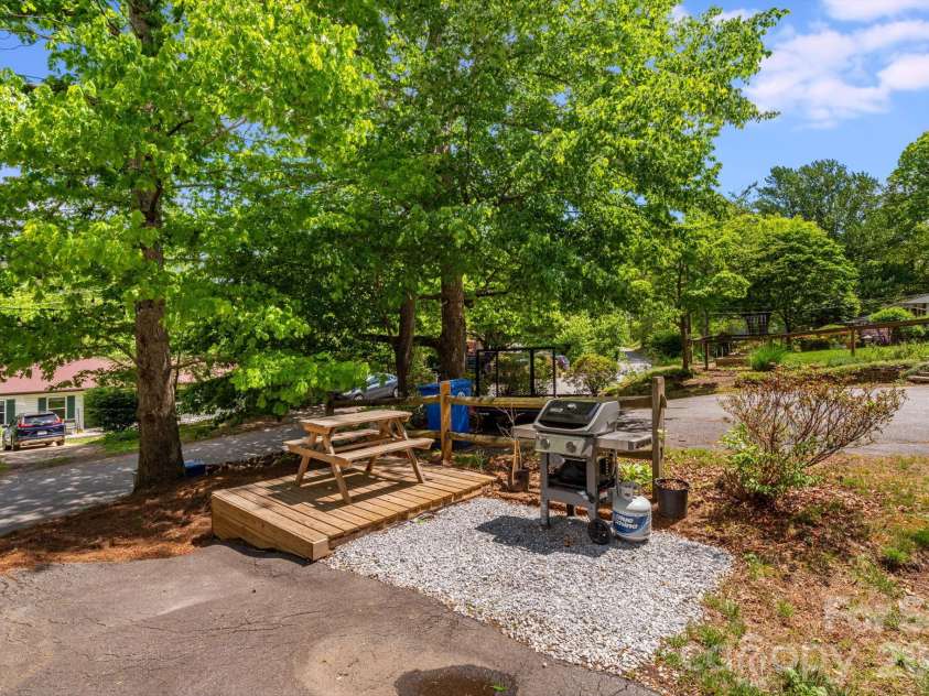112 Shadowlawn Drive, Asheville, NC 28806.  MLS# CAR4377425, YatesRealty ID 19687. 