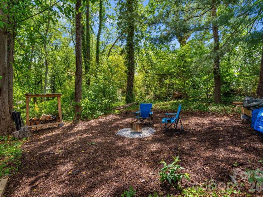 112 Shadowlawn Drive, Asheville, NC 28806.  MLS# CAR4377425, YatesRealty ID 19687. 