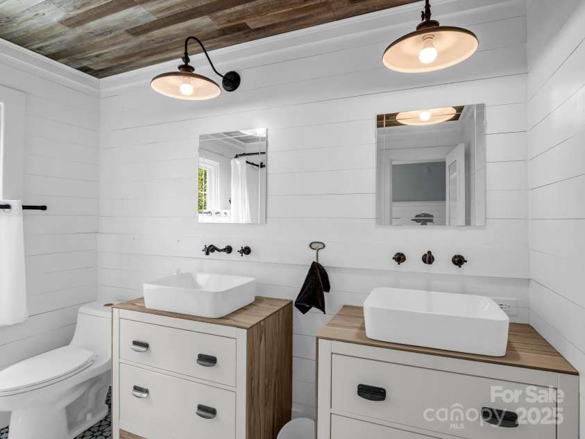 201 6th Street, Rutherfordton, NC 28139.  MLS# CAR4245347, YatesRealty ID 19688. 