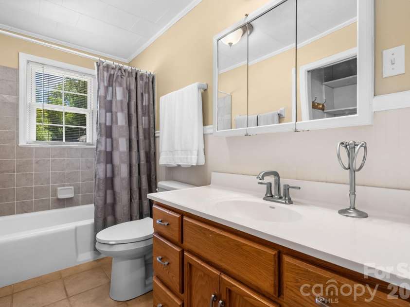 406 Swanson Drive, Lenoir, NC 28645.  MLS# CAR4375489, YatesRealty ID 19691. 
