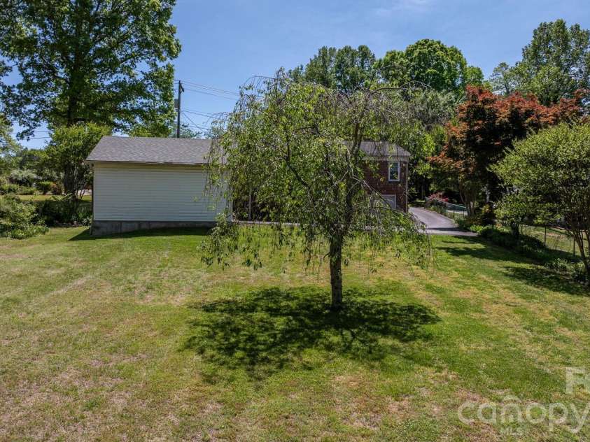 406 Swanson Drive, Lenoir, NC 28645.  MLS# CAR4375489, YatesRealty ID 19691. 