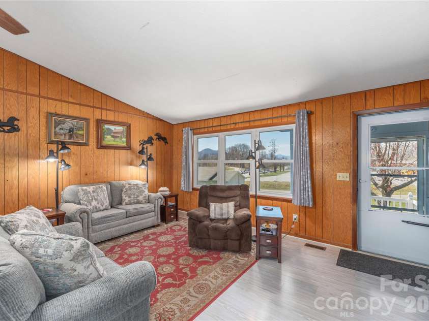 40 Warner Road, Canton, NC 28716.  MLS# CAR4361769, YatesRealty ID 19692. 