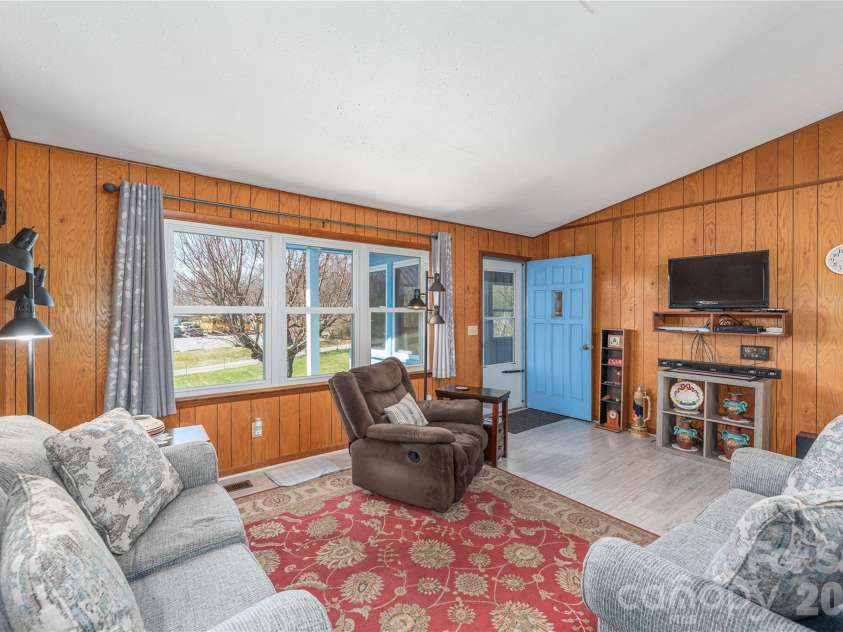 40 Warner Road, Canton, NC 28716.  MLS# CAR4361769, YatesRealty ID 19692. 