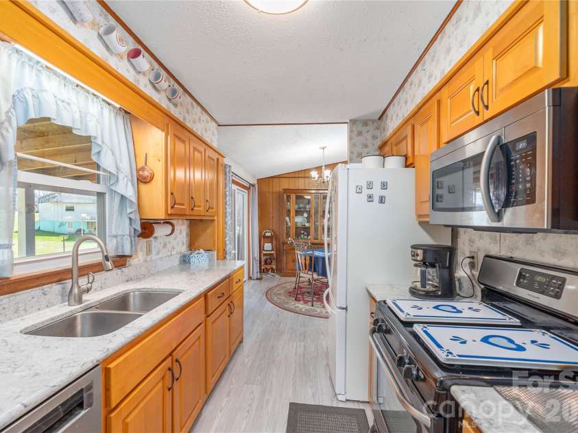 40 Warner Road, Canton, NC 28716.  MLS# CAR4361769, YatesRealty ID 19692. 