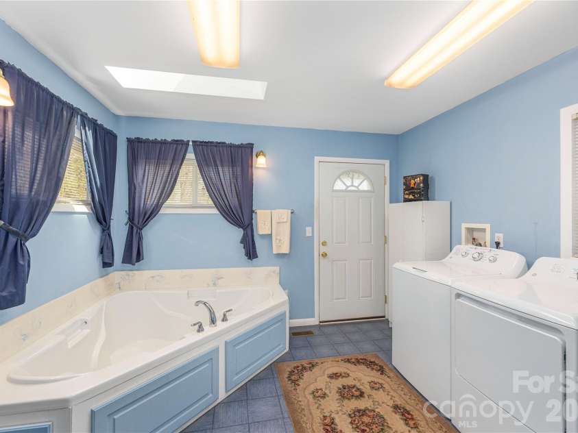 40 Warner Road, Canton, NC 28716.  MLS# CAR4361769, YatesRealty ID 19692. 