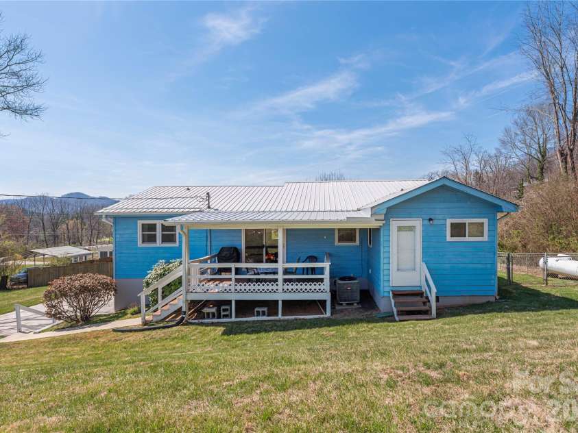 40 Warner Road, Canton, NC 28716.  MLS# CAR4361769, YatesRealty ID 19692. 