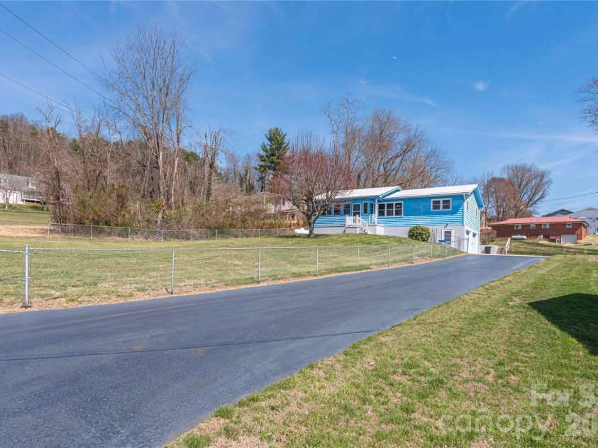 40 Warner Road, Canton, NC 28716.  MLS# CAR4361769, YatesRealty ID 19692. 