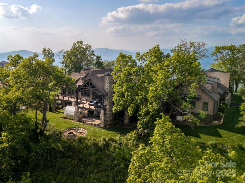 93 Snow Ridge Drive, Hendersonville, NC 28792.  MLS# CAR4270908, YatesRealty ID 19692. 