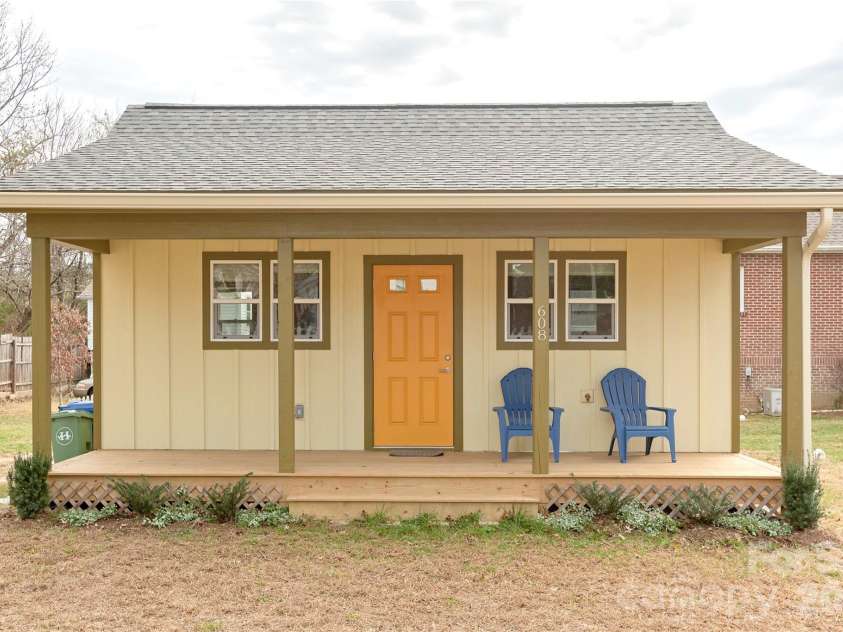 608 Ray Avenue, Hendersonville, NC 28792.  MLS# CAR4374052, YatesRealty ID 19694. 608 Ray Avenue