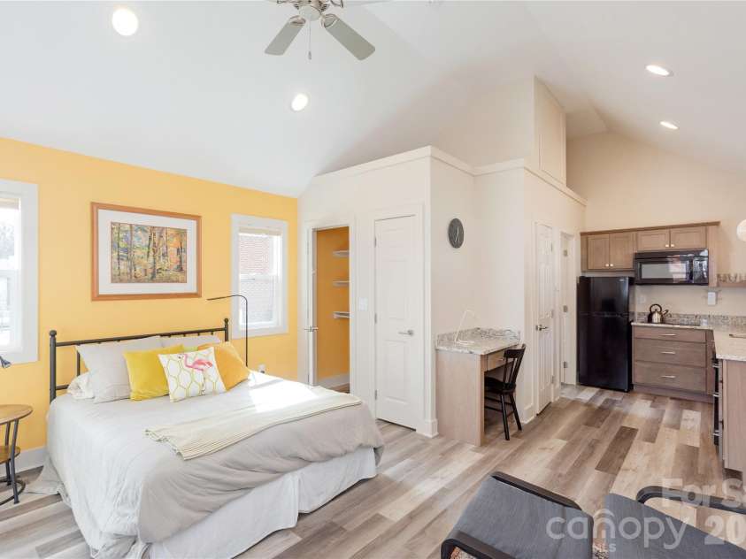 608 Ray Avenue, Hendersonville, NC 28792.  MLS# CAR4374052, YatesRealty ID 19694. Cozy!
