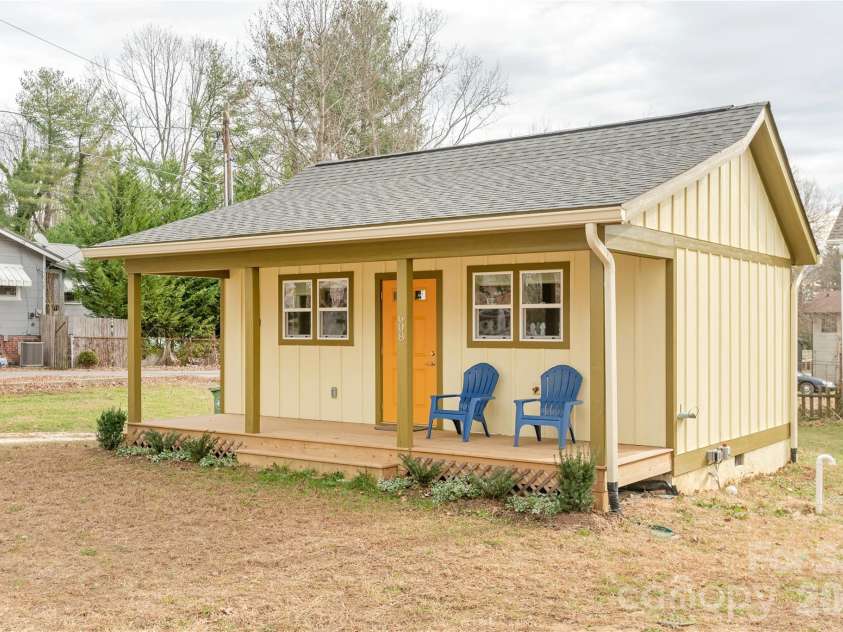 608 Ray Avenue, Hendersonville, NC 28792.  MLS# CAR4374052, YatesRealty ID 19694. Welcome Home!