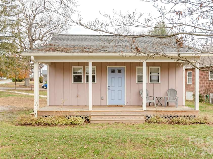 606 Ray Avenue, Hendersonville, NC 28792.  MLS# CAR4374013, YatesRealty ID 19697. 606 Ray Avenue