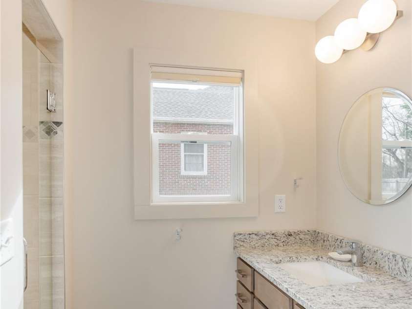 606 Ray Avenue, Hendersonville, NC 28792.  MLS# CAR4374013, YatesRealty ID 19697. Bathroom