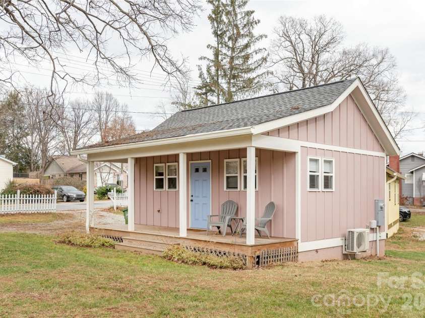 606 Ray Avenue, Hendersonville, NC 28792.  MLS# CAR4374013, YatesRealty ID 19697. Welcome Home!