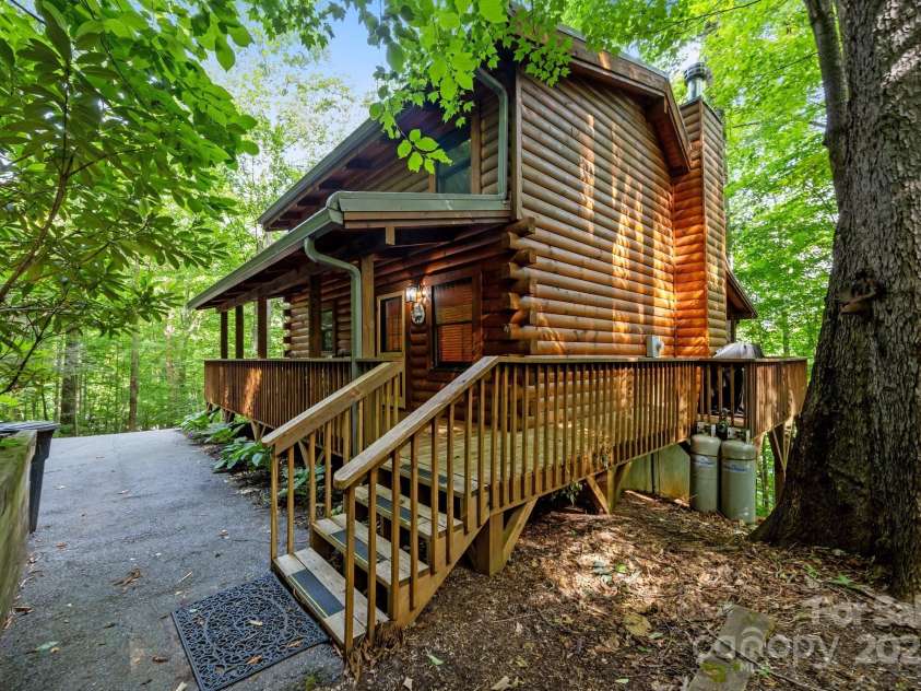 83 Log Cabin Drive, Maggie Valley, NC 28751.  MLS# CAR4271271, YatesRealty ID 19698. 