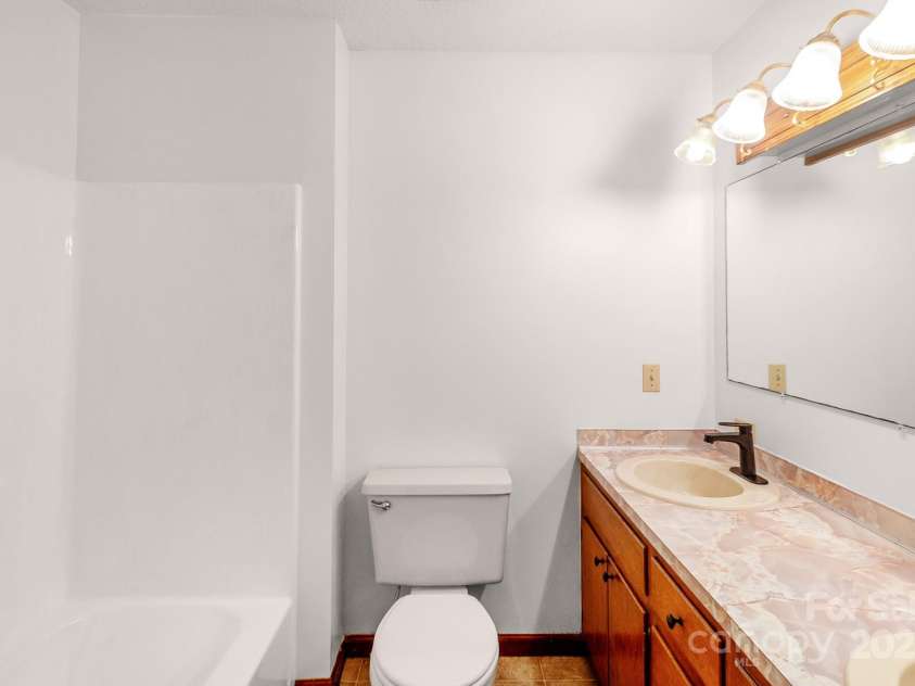 304 West Street, Kershaw, SC 29067.  MLS# CAR4328662, YatesRealty ID 1970. Primary Bath