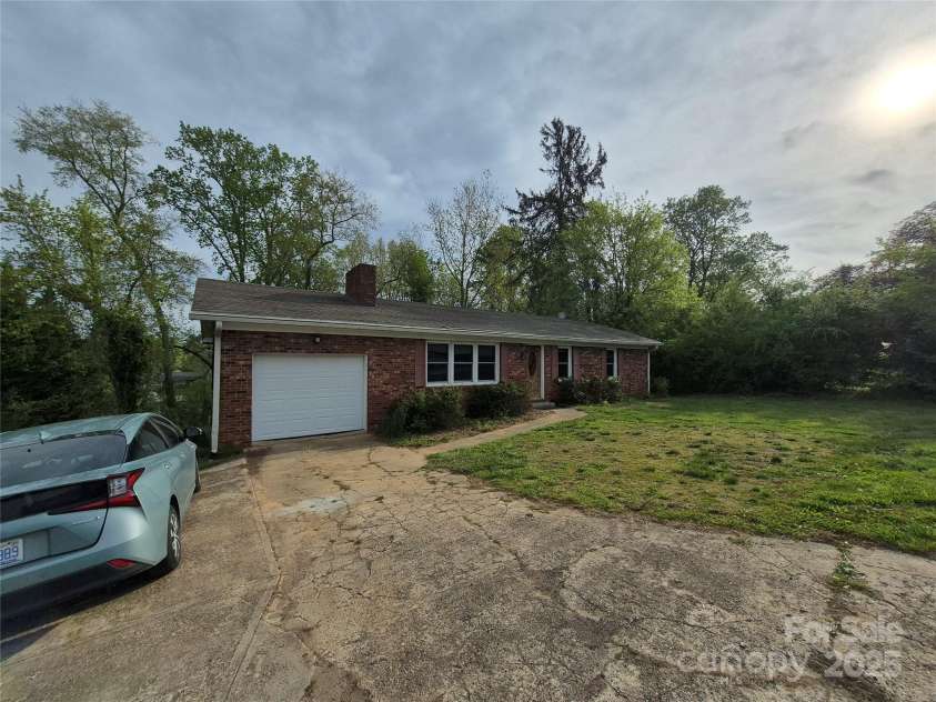 64 Round Top Road, Asheville, NC 28803.  MLS# CAR4248963, YatesRealty ID 19703. Front left