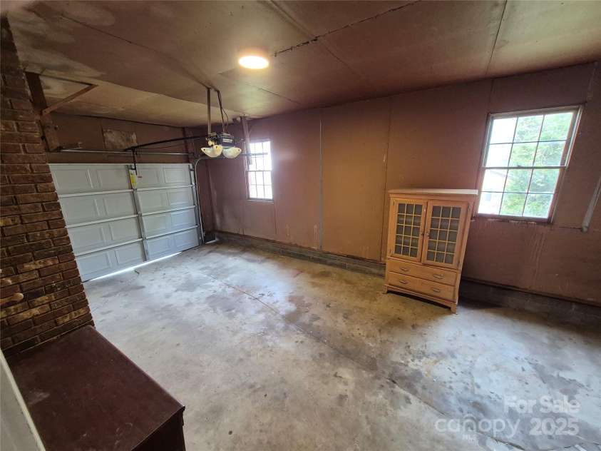 64 Round Top Road, Asheville, NC 28803.  MLS# CAR4248963, YatesRealty ID 19703. Garage